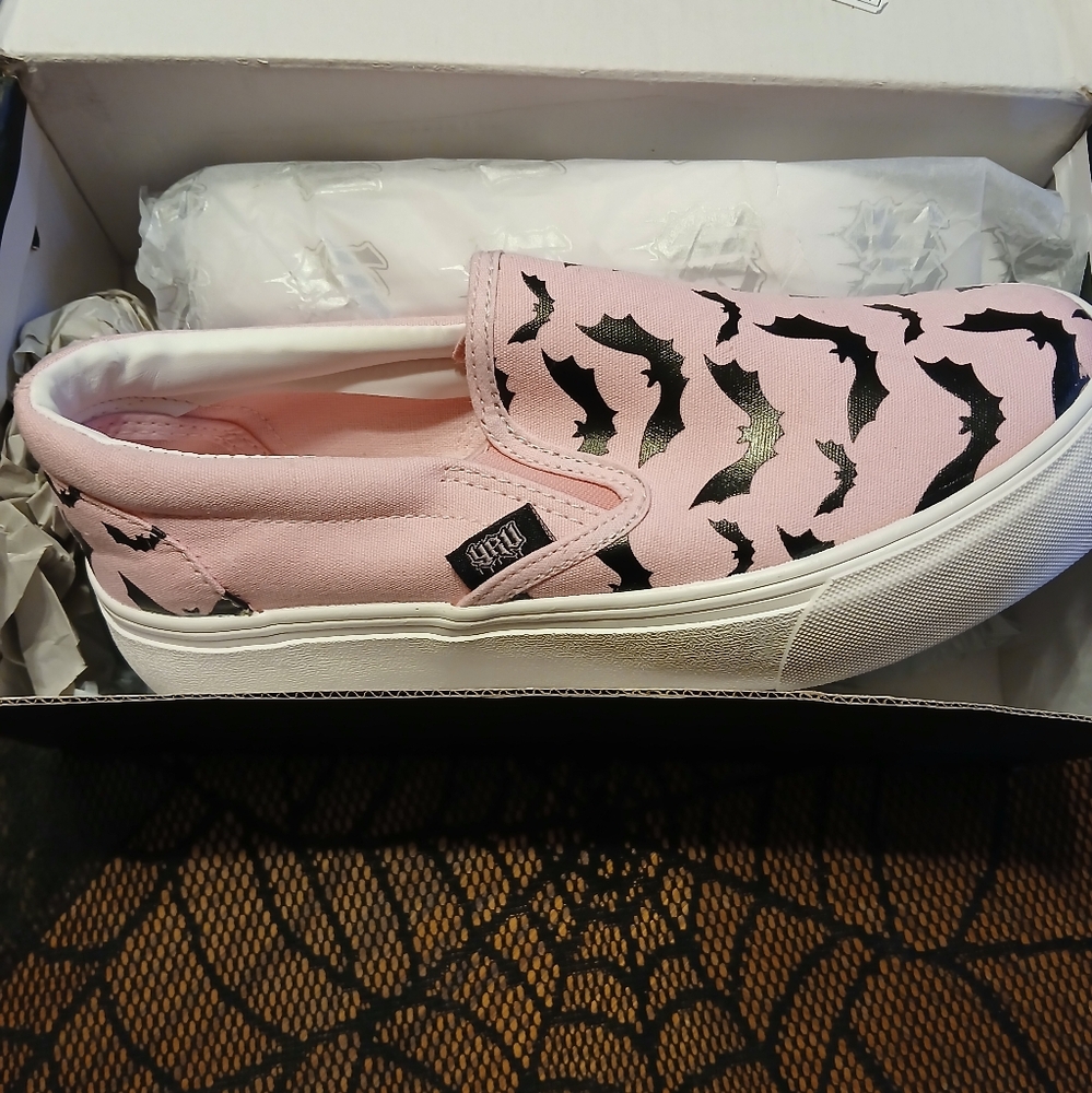 YRU Chill Bat Sneakers baby pink size 8 and 9